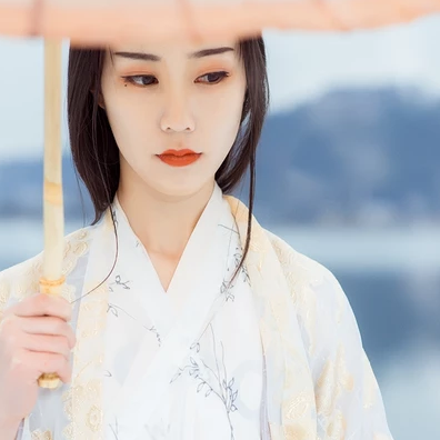 江山雪地帶傘女生頭像，唯美古風(fēng)真人頭像