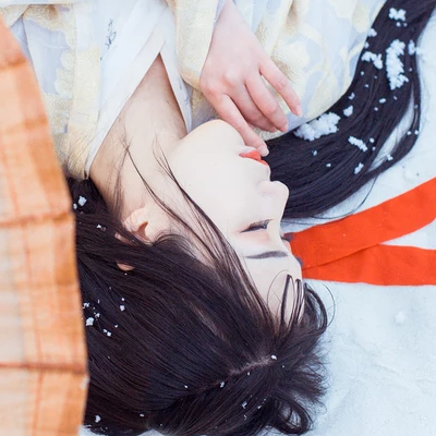 江山雪地帶傘女生頭像，唯美古風(fēng)真人頭像