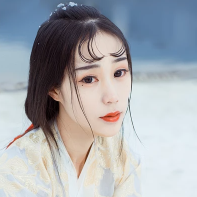 江山雪地帶傘女生頭像，唯美古風(fēng)真人頭像