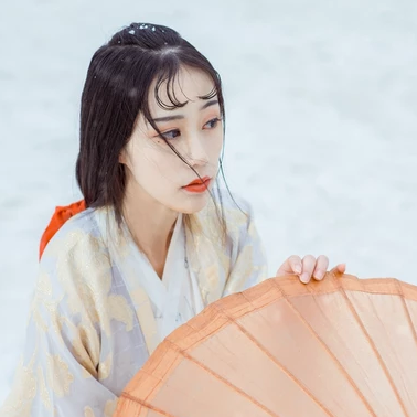 江山雪地帶傘女生頭像，唯美古風(fēng)真人頭像