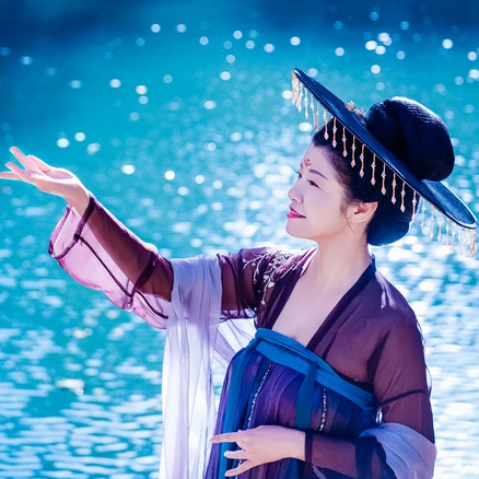 波光秋色帶古琴女生頭像，唯美古風(fēng)真人頭像