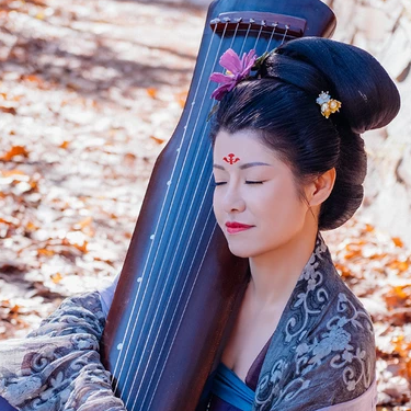 波光秋色帶古琴女生頭像，唯美古風(fēng)真人頭像