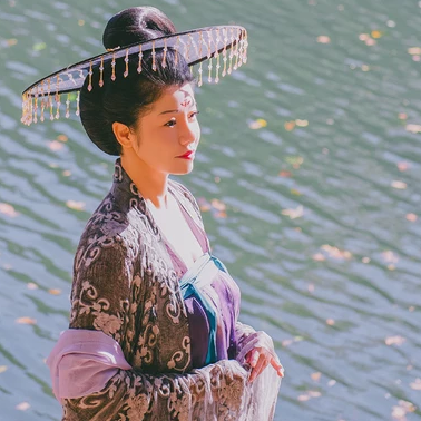 波光秋色帶古琴女生頭像，唯美古風(fēng)真人頭像