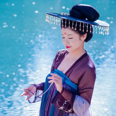 波光秋色帶古琴女生頭像，唯美古風(fēng)真人頭像