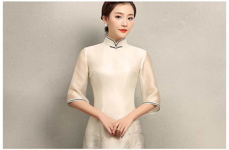 水墨荷花印花旗袍，淡雅米白色中式旗袍裙