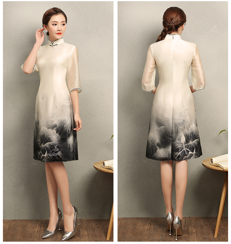 水墨荷花印花旗袍，淡雅米白色中式旗袍裙
