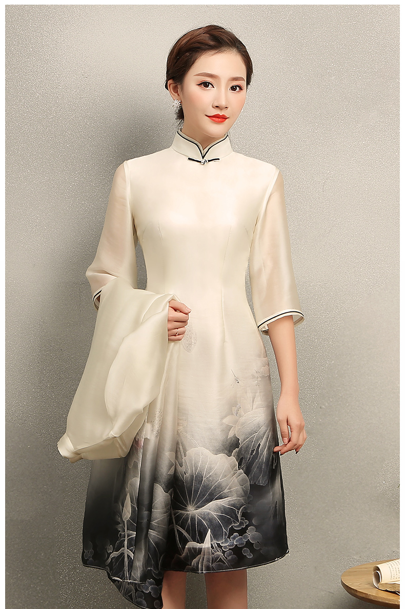 水墨荷花印花旗袍，淡雅米白色中式旗袍裙