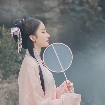 粉衣帶團(tuán)扇女生頭像，淡雅唯美古風(fēng)真人頭像