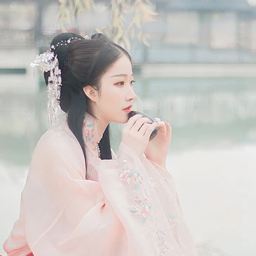 粉衣帶團(tuán)扇女生頭像，淡雅唯美古風(fēng)真人頭像