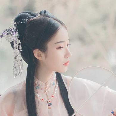 粉衣帶團(tuán)扇女生頭像，淡雅唯美古風(fēng)真人頭像