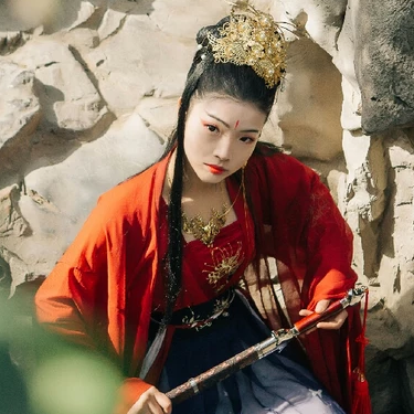 紅衣帶兵器女生頭像，唯美古風(fēng)真人頭像