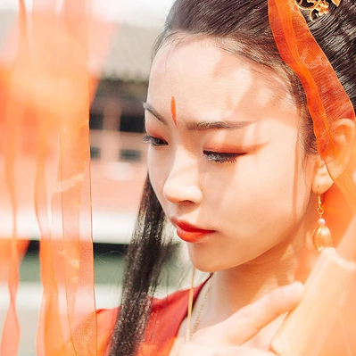 紅衣帶兵器女生頭像，唯美古風(fēng)真人頭像