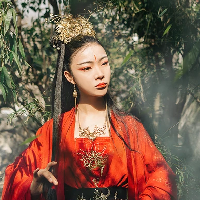 紅衣帶兵器女生頭像，唯美古風(fēng)真人頭像