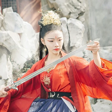 紅衣帶兵器女生頭像，唯美古風(fēng)真人頭像