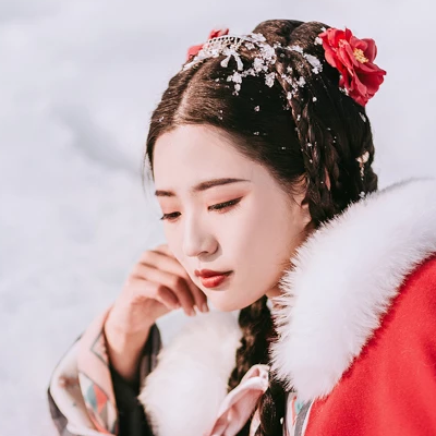風雪中紅披風女生頭像，唯美古風真人頭像
