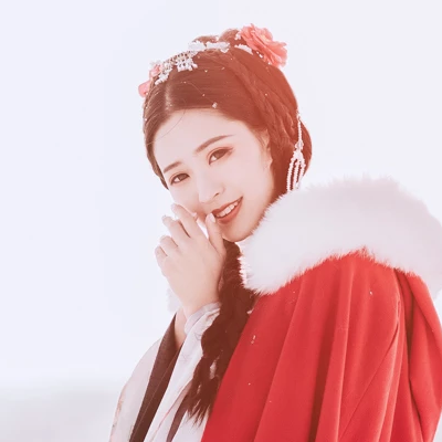 風雪中紅披風女生頭像，唯美古風真人頭像
