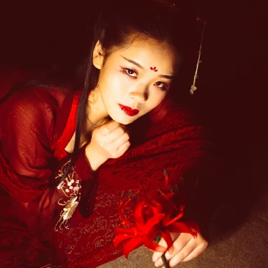 夜晚彼岸花紅衣女生頭像，唯美古風(fēng)真人頭像