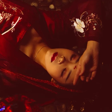 夜晚彼岸花紅衣女生頭像，唯美古風(fēng)真人頭像