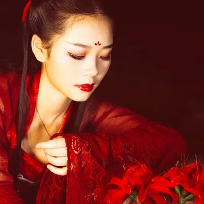 夜晚彼岸花紅衣女生頭像，唯美古風(fēng)真人頭像