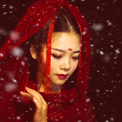 夜晚彼岸花紅衣女生頭像，唯美古風(fēng)真人頭像
