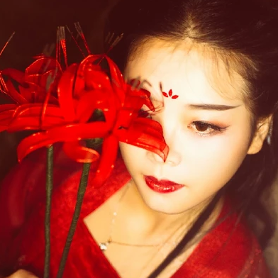 夜晚彼岸花紅衣女生頭像，唯美古風(fēng)真人頭像