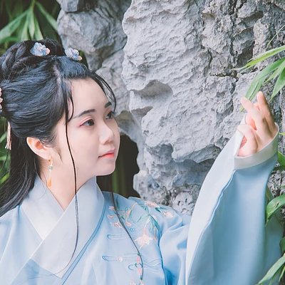文藝藍(lán)衣帶團扇女生頭像，唯美古風(fēng)真人頭像