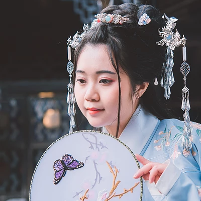 文藝藍(lán)衣帶團扇女生頭像，唯美古風(fēng)真人頭像