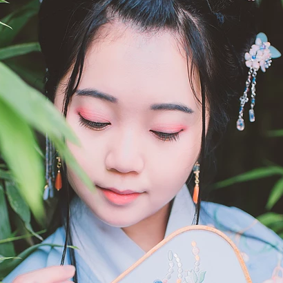 文藝藍(lán)衣帶團扇女生頭像，唯美古風(fēng)真人頭像