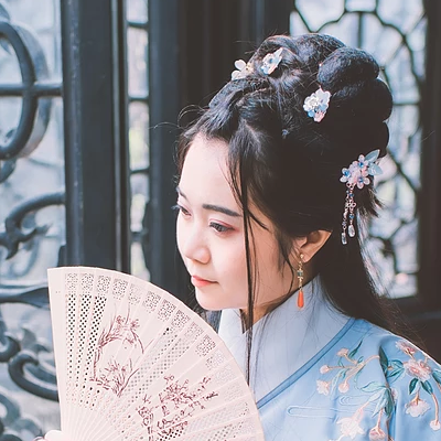 文藝藍(lán)衣帶團扇女生頭像，唯美古風(fēng)真人頭像