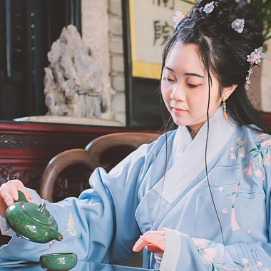 文藝藍(lán)衣帶團扇女生頭像，唯美古風(fēng)真人頭像