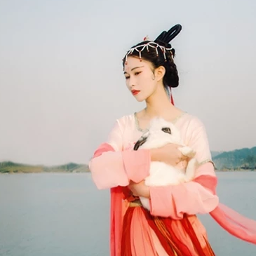 紅傘抱寵物女生頭像，唯美古風(fēng)真人頭像