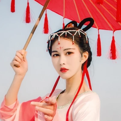 紅傘抱寵物女生頭像，唯美古風(fēng)真人頭像