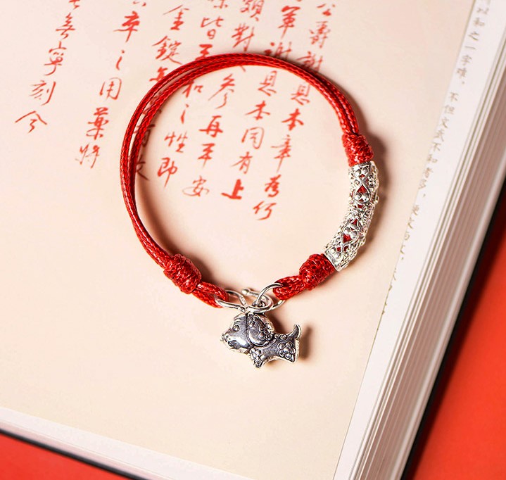 雕花狗生肖手鏈，本命年紅繩銀手鏈飾品