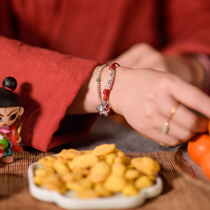 雕花狗生肖手鏈，本命年紅繩銀手鏈飾品