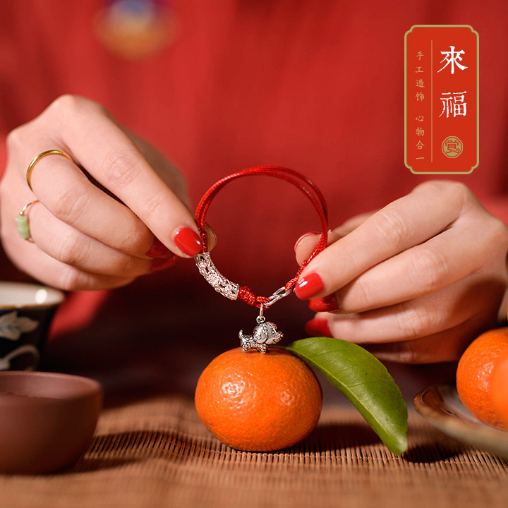 雕花狗生肖手鏈，本命年紅繩銀手鏈飾品