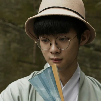 文藝小生帶折扇男生頭像，唯美古風(fēng)真人頭像