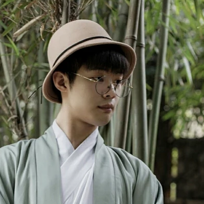 文藝小生帶折扇男生頭像，唯美古風(fēng)真人頭像