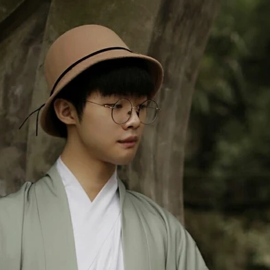 文藝小生帶折扇男生頭像，唯美古風(fēng)真人頭像