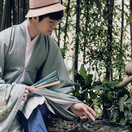 文藝小生帶折扇男生頭像，唯美古風(fēng)真人頭像