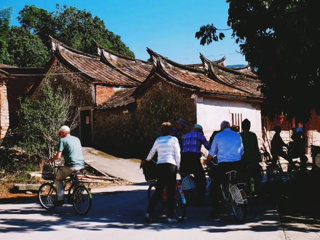 古山重水云間，細(xì)水長(zhǎng)流吸引你