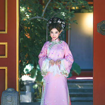 清新桃林妃子帶團扇女生頭像，唯美古風真人頭