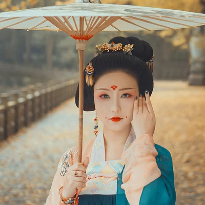 銀杏葉帶團(tuán)扇和傘女生頭像，唯美古風(fēng)真人頭像
