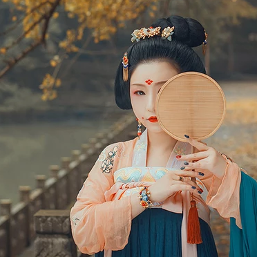 銀杏葉帶團(tuán)扇和傘女生頭像，唯美古風(fēng)真人頭像