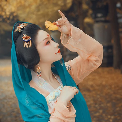 銀杏葉帶團(tuán)扇和傘女生頭像，唯美古風(fēng)真人頭像