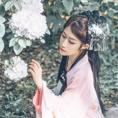 粉蝶花朵帶團扇女生頭像，唯美古風真人頭像