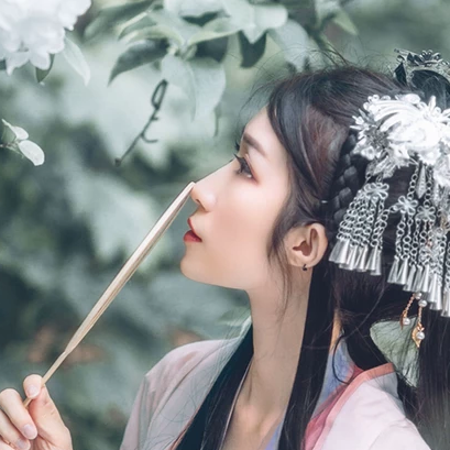 粉蝶花朵帶團扇女生頭像，唯美古風真人頭像