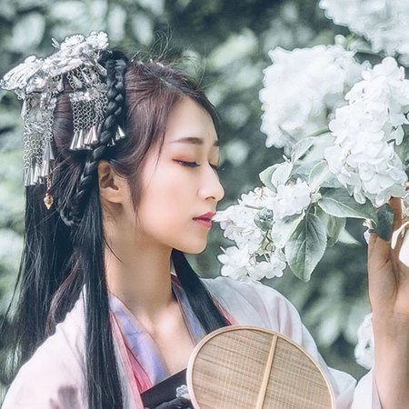 粉蝶花朵帶團扇女生頭像，唯美古風真人頭像