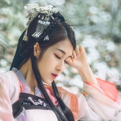 粉蝶花朵帶團扇女生頭像，唯美古風真人頭像