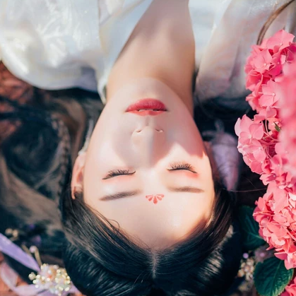 花團錦簇帶團扇女生頭像，唯美古風真人頭像