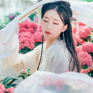 花團錦簇帶團扇女生頭像，唯美古風真人頭像